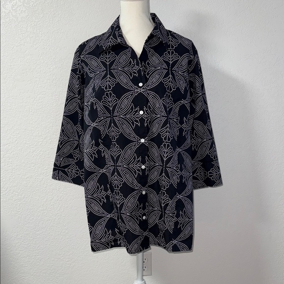 WRINKLE FREE Elegant Black and White Women's Top - Picture 1 of 7